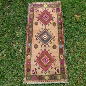 Small vintage rug 4' long